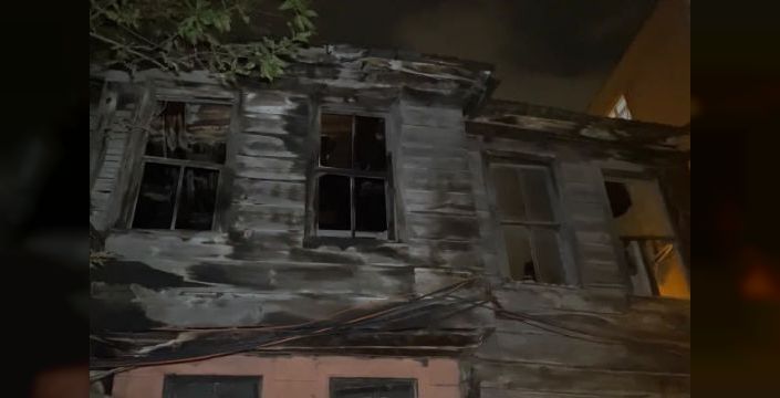 Fatih'te metruk bina çöktü