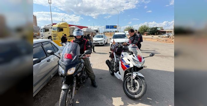 Motosikletle umreye giden iki kişi Suriye'ye geçti