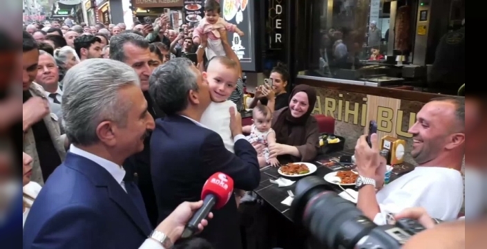 Özgür Özel, emekli maaşlarını asgari ücrete çıkaracaklarını duyurdu
