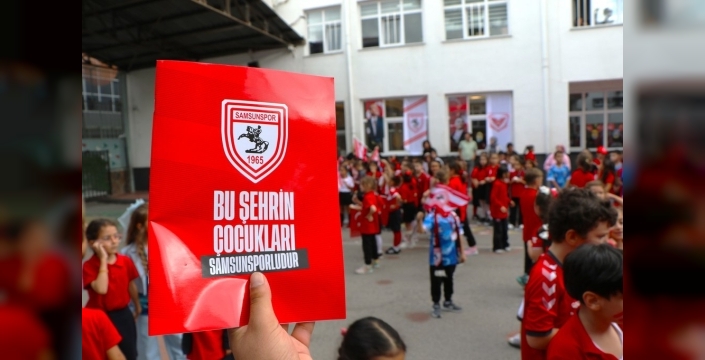 Samsunspor, ilkokul öğrencilerine defter hediye etti