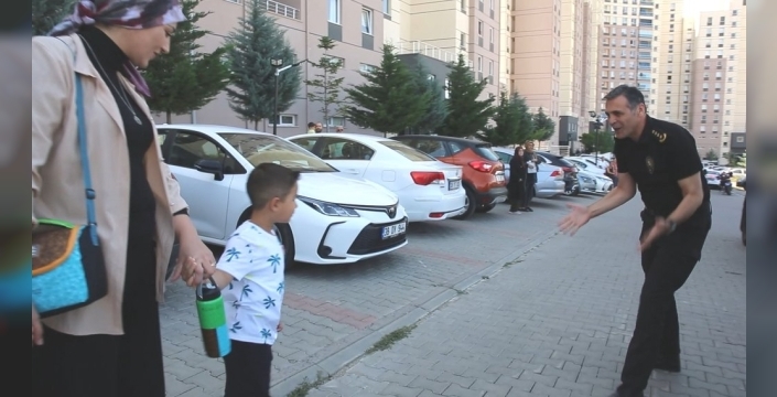 Şehit polisin oğlunu müdür okula götürdü
