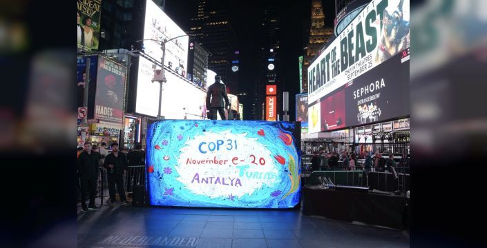 Times Meydanı'nda COP31 için ebru tanıtımı