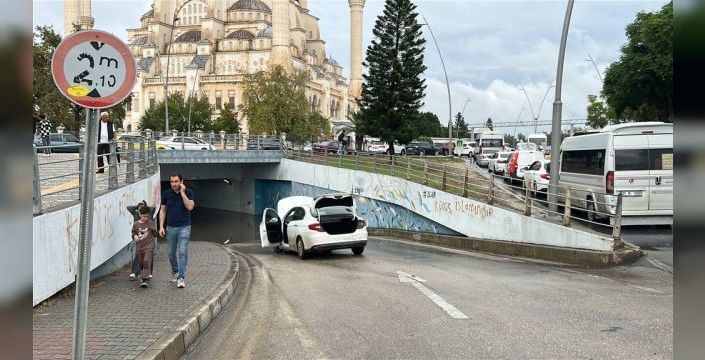 Adana'da sağanak alt geçidi vurdu, araçta mahsur kaldılar