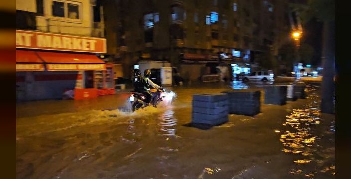 Adana'da sağanak yağış yolları su altında bıraktı