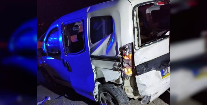 Adıyaman'da iki hafif ticari araç çarpıştı, 8 kişi yaralandı