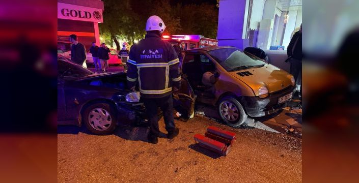 Adıyaman'da trafik kazası: 2 yaralı, vitrin camı kırıldı