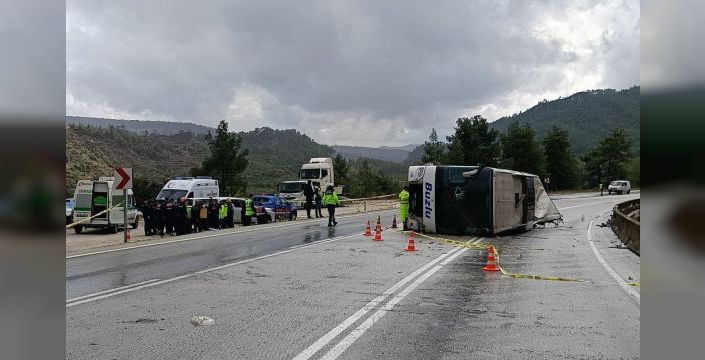 Ağlasun'da otobüs devrildi: 1 ölü, 8 yaralı; şoför tutuklandı