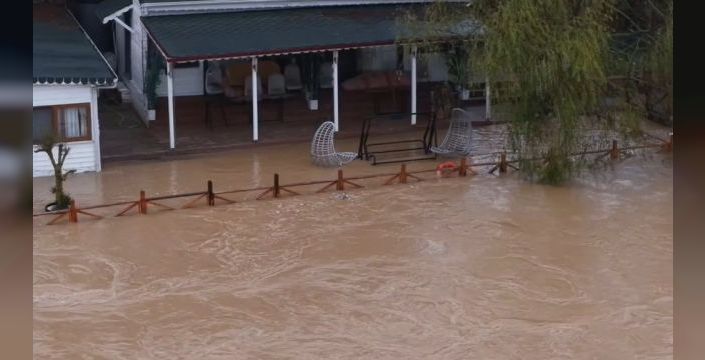 Ağva'da sağanak yağış sonrası dere taştı, birçok alan su altında kaldı