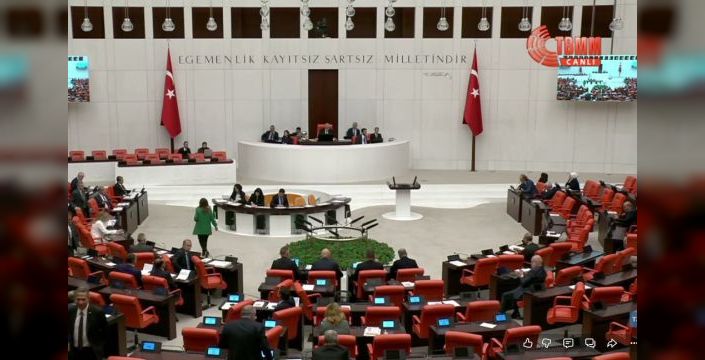 Ak Partili vekil TBMM'de İzmir Marşı'nı mırıldandı