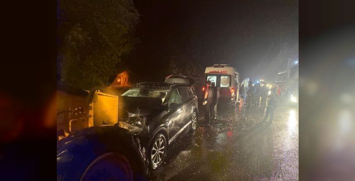 Akyazı'da greyder ile otomobil çarpıştı: 4 yaralı