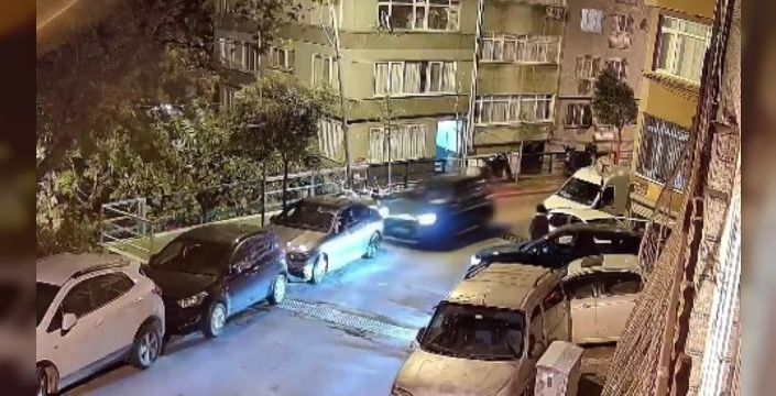 Alkollü sürücü, dur ihtarına uymayıp park halindeki araçlara çarptı
