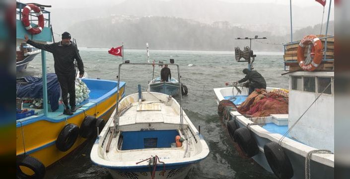 Amasra'da fırtına: Dalgalar 6 metreyi buldu