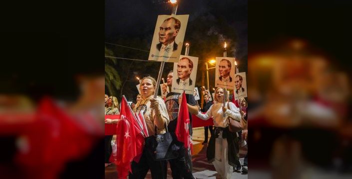 Antalya'da binlerce kişi fener alayında yürüdü