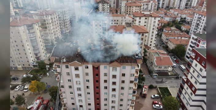 Apartman çatısında yangın çıktı