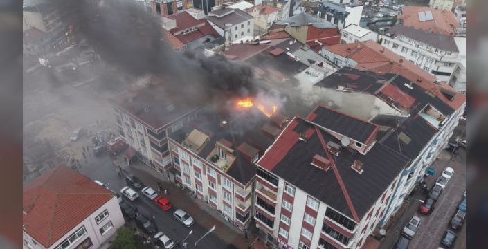 Arnavutköy'de 5 katlı binada yangın çıktı