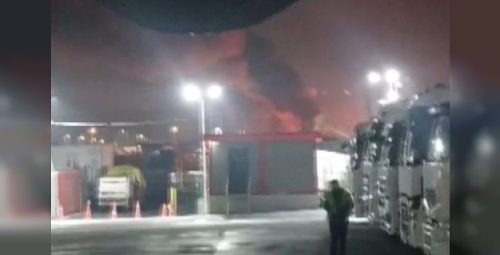 Arnavutköy'de çiçekçi dükkanı yangında kullanılamaz hale geldi