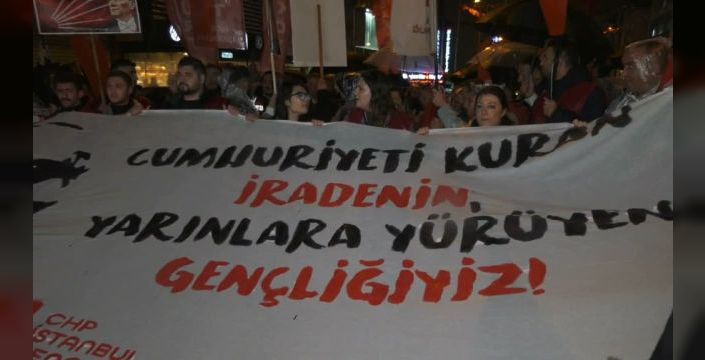 Arnavutköy'de Cumhuriyet yürüyüşü: yağışa rağmen