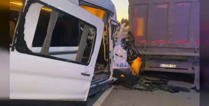 Arnavutköy'de minibüs kamyona çarptı: 9 yaralı