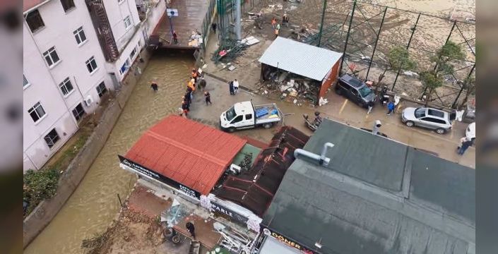 Ayazağa'da dere yatağındaki riskli binalar yıkılıyor