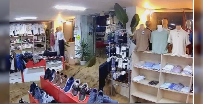 Ayazağa'da sele kapılan mağazada 7,5 milyon TL zarar