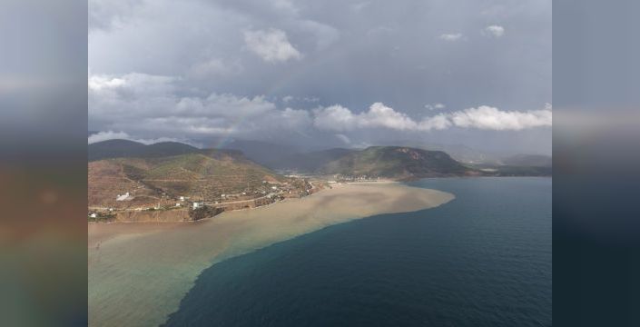 Aydıncık'ta sağanak sonrası kıyı kahverengiye döndü