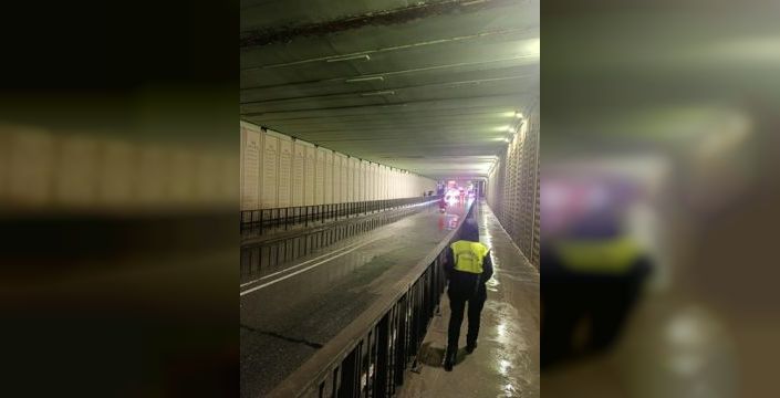 Bahçelievler Belediyesi, sağanak yağışla mücadele ediyor