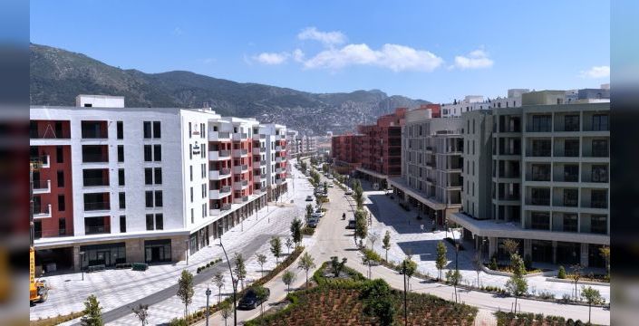 Bakan Kurum, yeni evine taşınan depremzedenin mutluluğunu paylaştı
