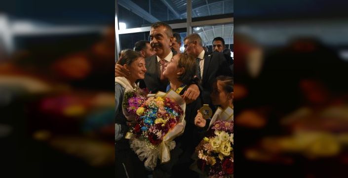 Bakan Tekin, Balkan şampiyonu judocuları karşıladı
