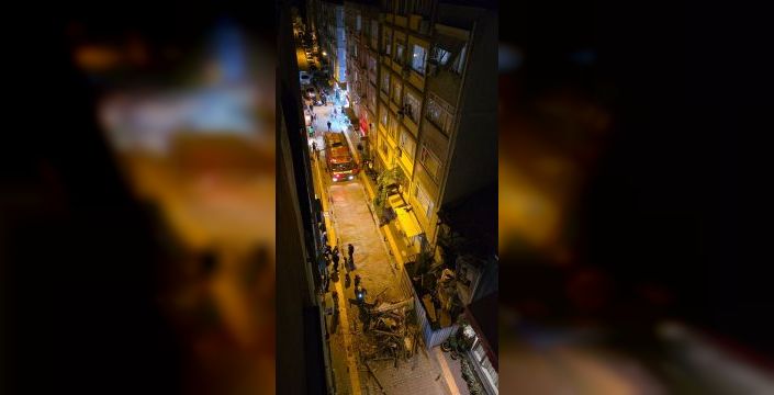 Bakırköy'de metruk bina çöktü