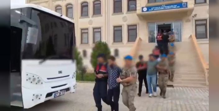Başsavcı süsüyle dolandırıcılık yapan 8 kişi tutuklandı