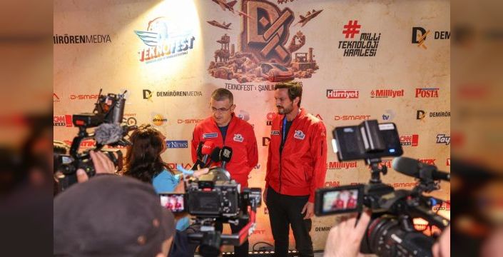 Bayraktar, TEKNOFEST'te Demirören Medya standını ziyaret etti
