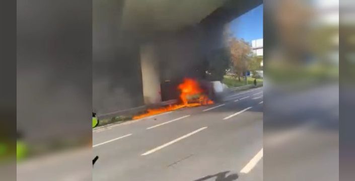 Bayrampaşa'da seyir halindeki minibüs alev aldı