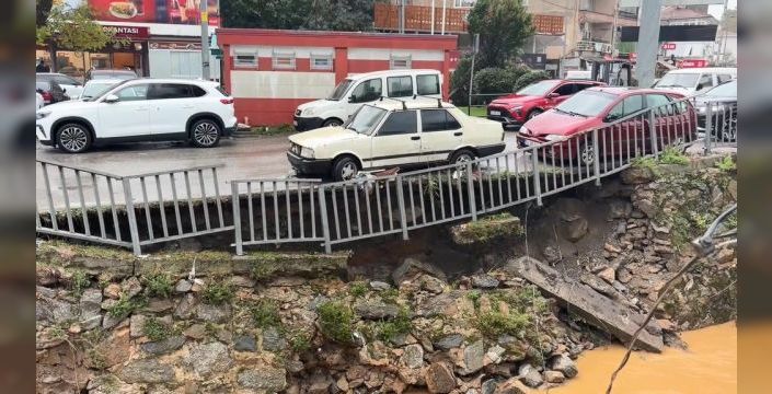 Beykoz'da sağanak sonrası köprüde çökme meydana geldi