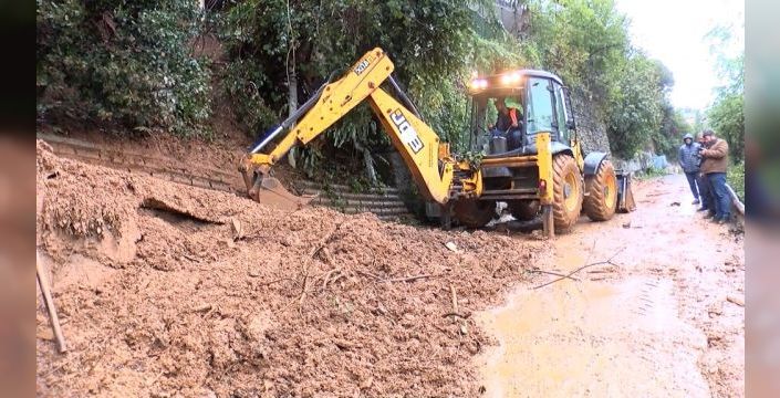 Beykoz'da sağanak sonrası toprak kaydı, araç hasar gördü