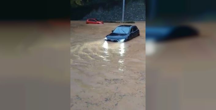 Beykoz'da sel sularına kapılan araçlarda mahsur kaldılar