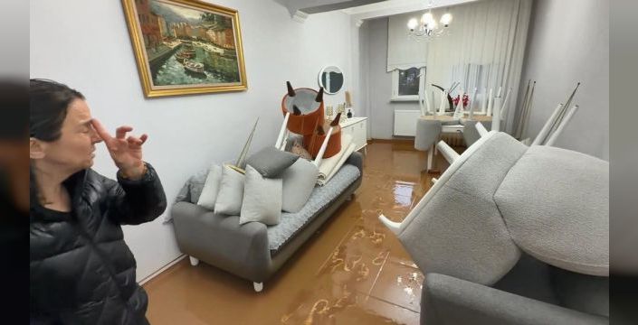 Beykoz'da yağmur sonrası ev çamur içinde kaldı