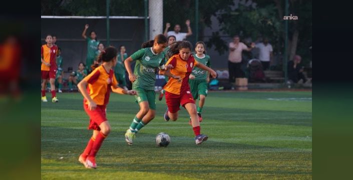 Beyoğlu'nda Dünya Kız Çocukları Günü futbol turnuvası yapıldı