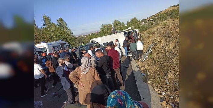 Bingöl'de midibüs ve kamyonet çarpıştı, 12 kişi yaralandı