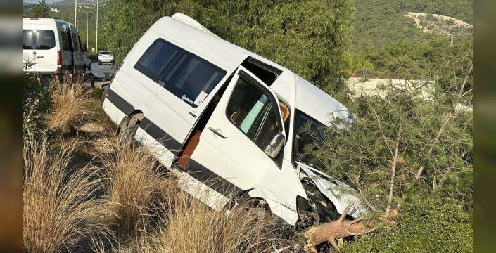 Bodrum'da makas atan sürücünün otomobili minibüsle çarpıştı