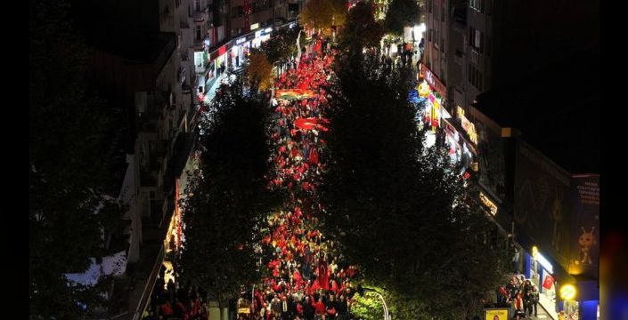 Bolu'da Cumhuriyet Bayramı için fener alayı düzenlendi