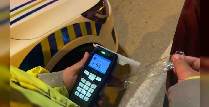 Bursa'da polisten kaçan sürücü trafik lambasına çarptı