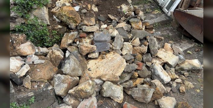 Bursa'da sağanak sonrası evin bahçesinde toprak kayması yaşandı