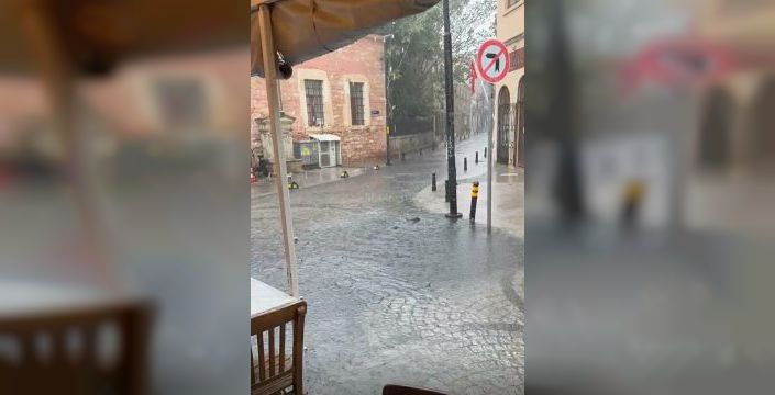 Çanakkale'de sağanak yolları göle çevirdi