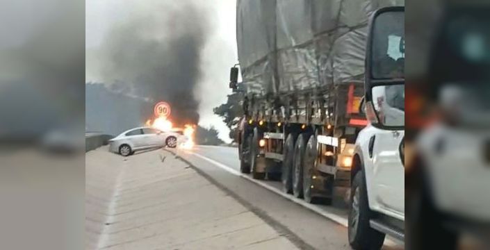 Çanakkale'de seyir halindeki otomobil yandı