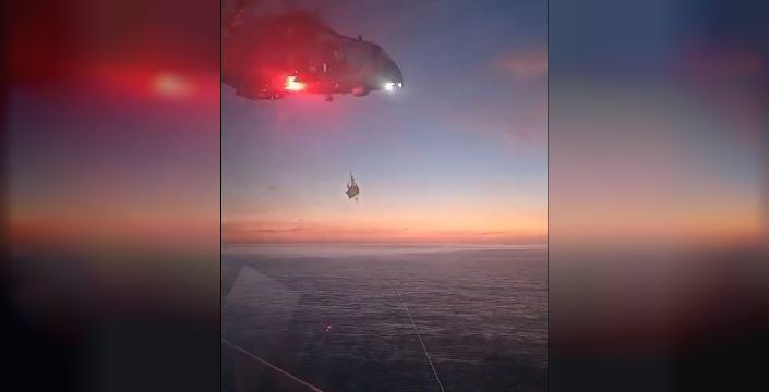 Cezayir açıklarında yaralanan denizci helikopterle tahliye edildi