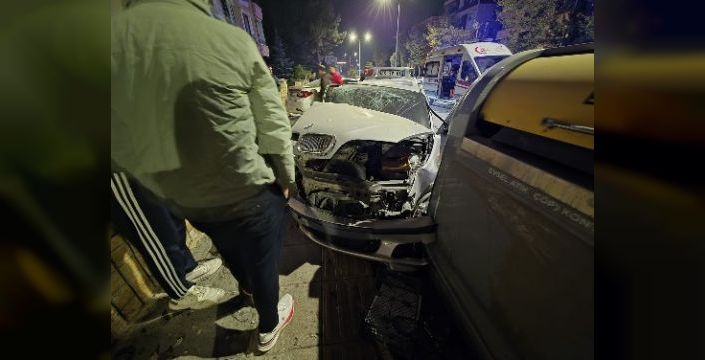 Çorum'da iki otomobil çarpıştı, 4 yaralı