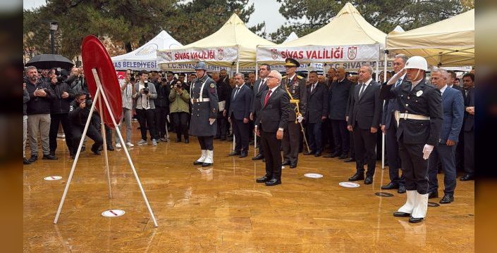 Cumhuriyet Bayramı töreni sağanakla kesintiye uğradı