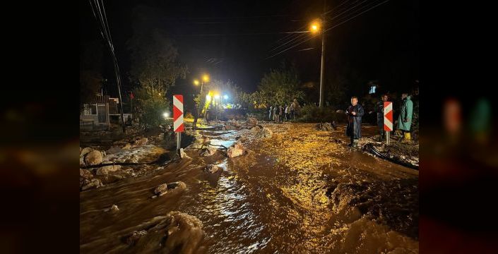 Demre'de sağanak sel ve su baskınlarına yol açtı