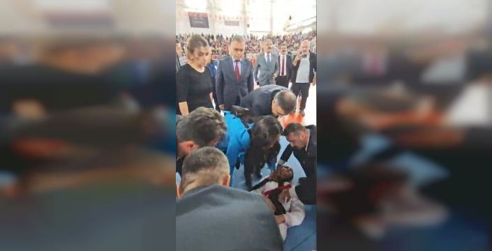 Doktor milletvekili tören alanındaki öğrenciye müdahale etti