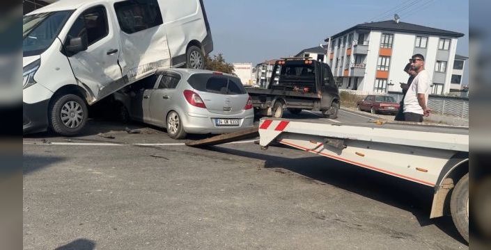 Düzce'de otomobil ve minibüs çarpıştı, 3 kişi yaralandı